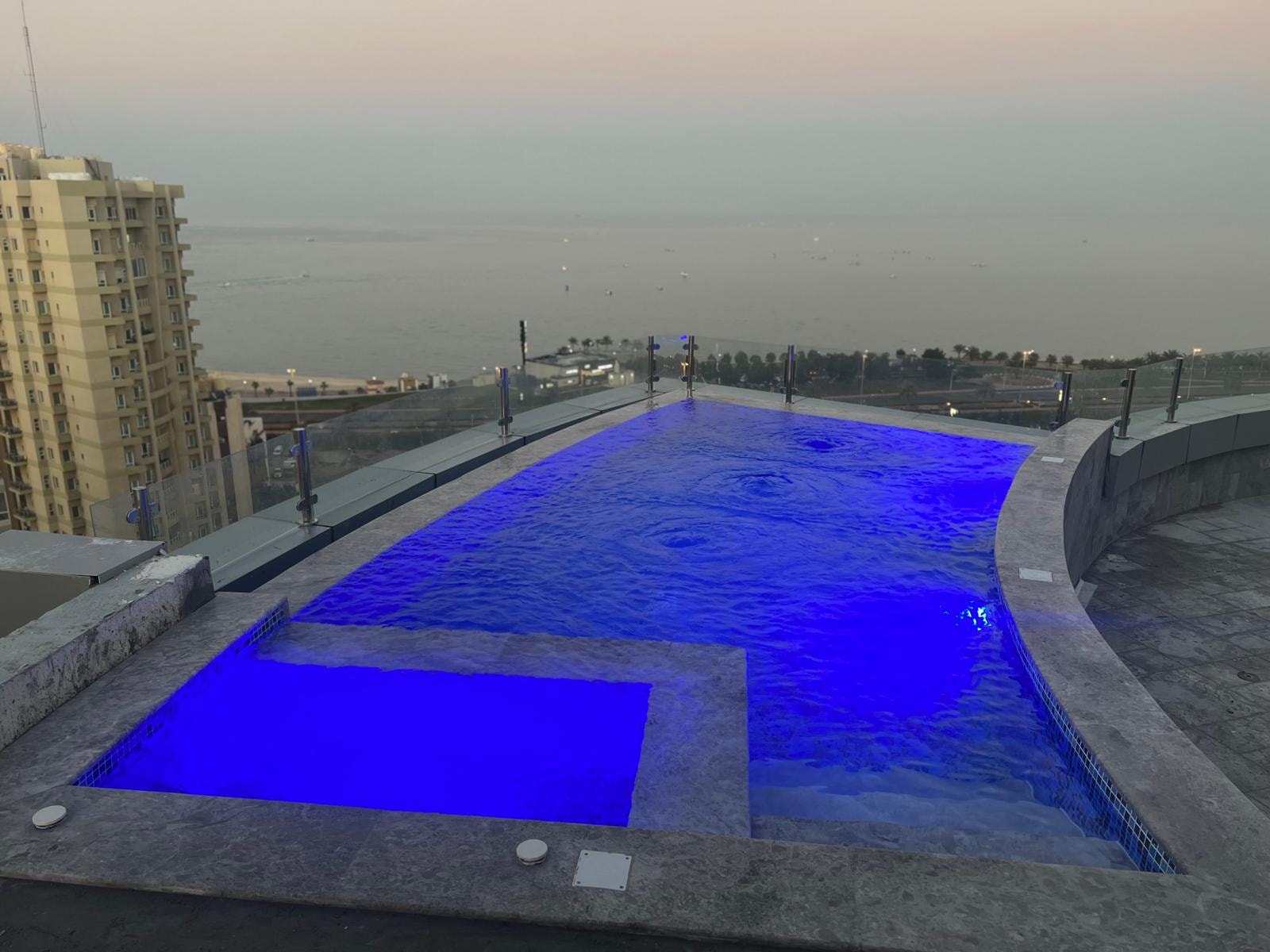 Luxury swimming pool by Aqua Art